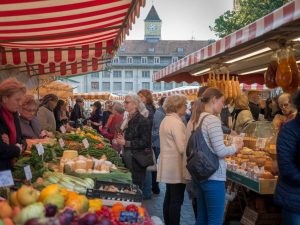 Visiter les marchés locaux suisses : une activité enrichissante pour tous